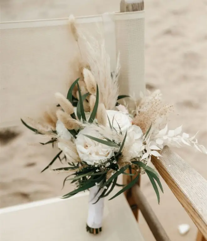 Minimal bridal bouquet with dried flowers prepared for a beach-style Amsterdam elopement ceremony