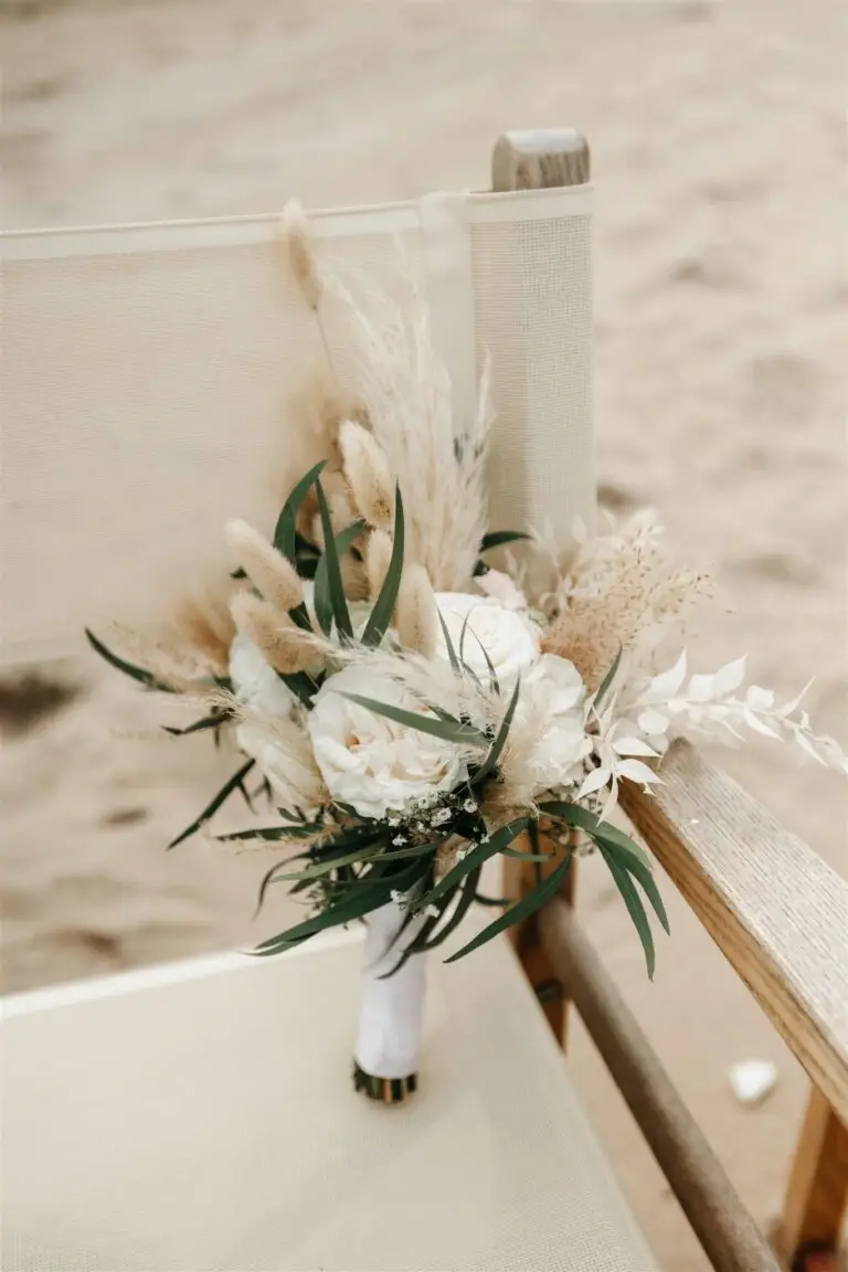 Minimal bridal bouquet with dried flowers prepared for a beach-style Amsterdam elopement ceremony