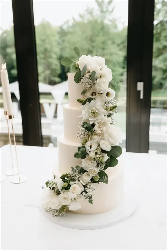 Elegant white wedding cake with floral decoration during an intimate Amsterdam elopement celebration