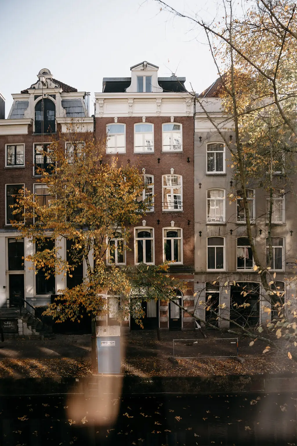 Historic canal houses in Amsterdam during autumn near popular elopement and wedding photo locations
