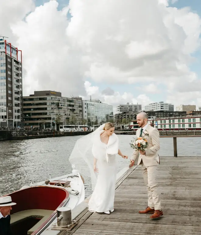 Bride and groom arriving at Het Wapen van Amsterdam before their ceremony on the Amsterdam canals